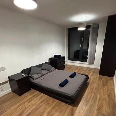 2 Bed Apartment Close To Station With Parking Londra Esterno foto