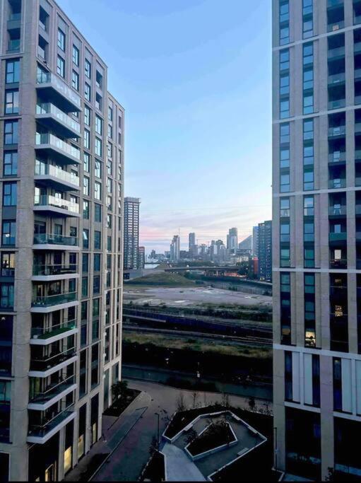 2 Bed Apartment Close To Station With Parking Londra Esterno foto