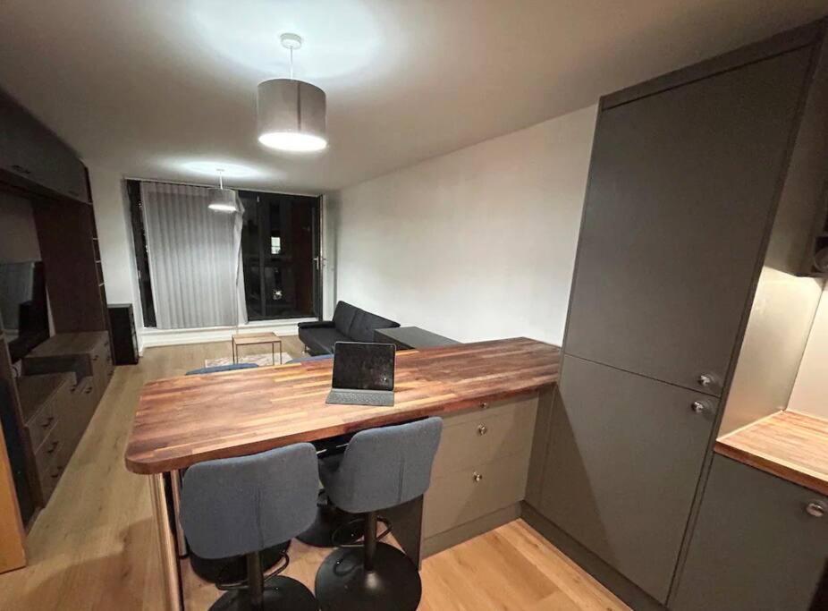 2 Bed Apartment Close To Station With Parking Londra Esterno foto