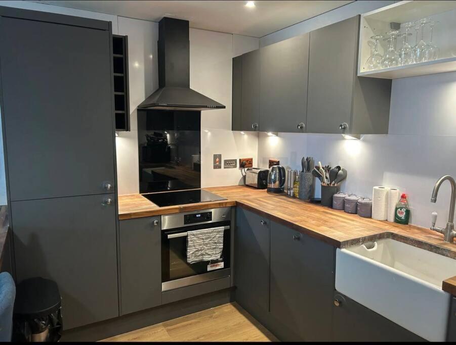 2 Bed Apartment Close To Station With Parking Londra Esterno foto